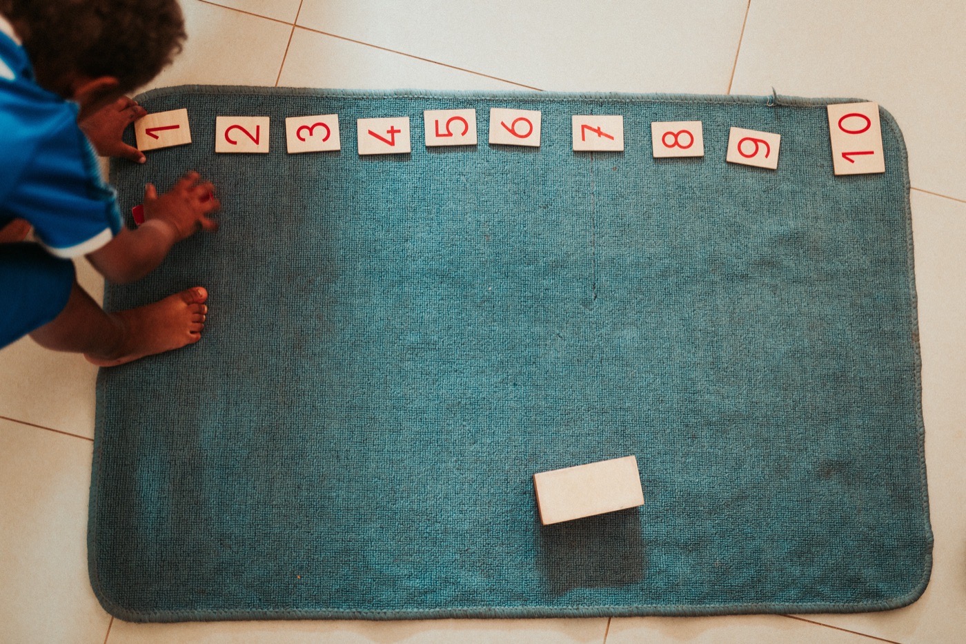 Cartes de chiffres 1 à 10 sur un tapis bleu
