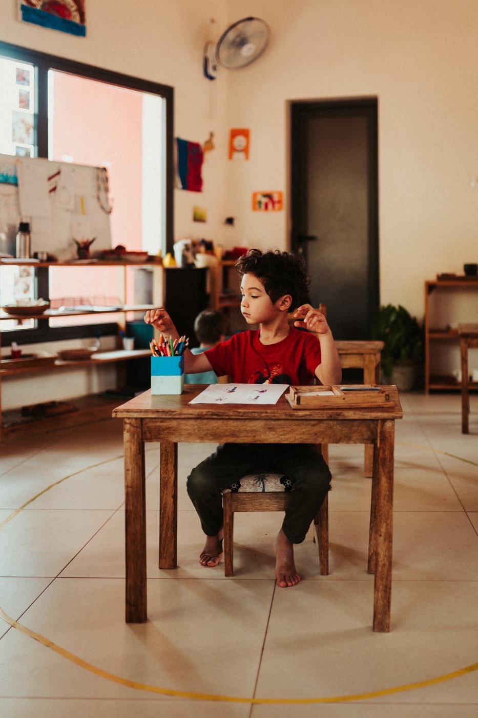 Enfant concentré seul à sa table de travail