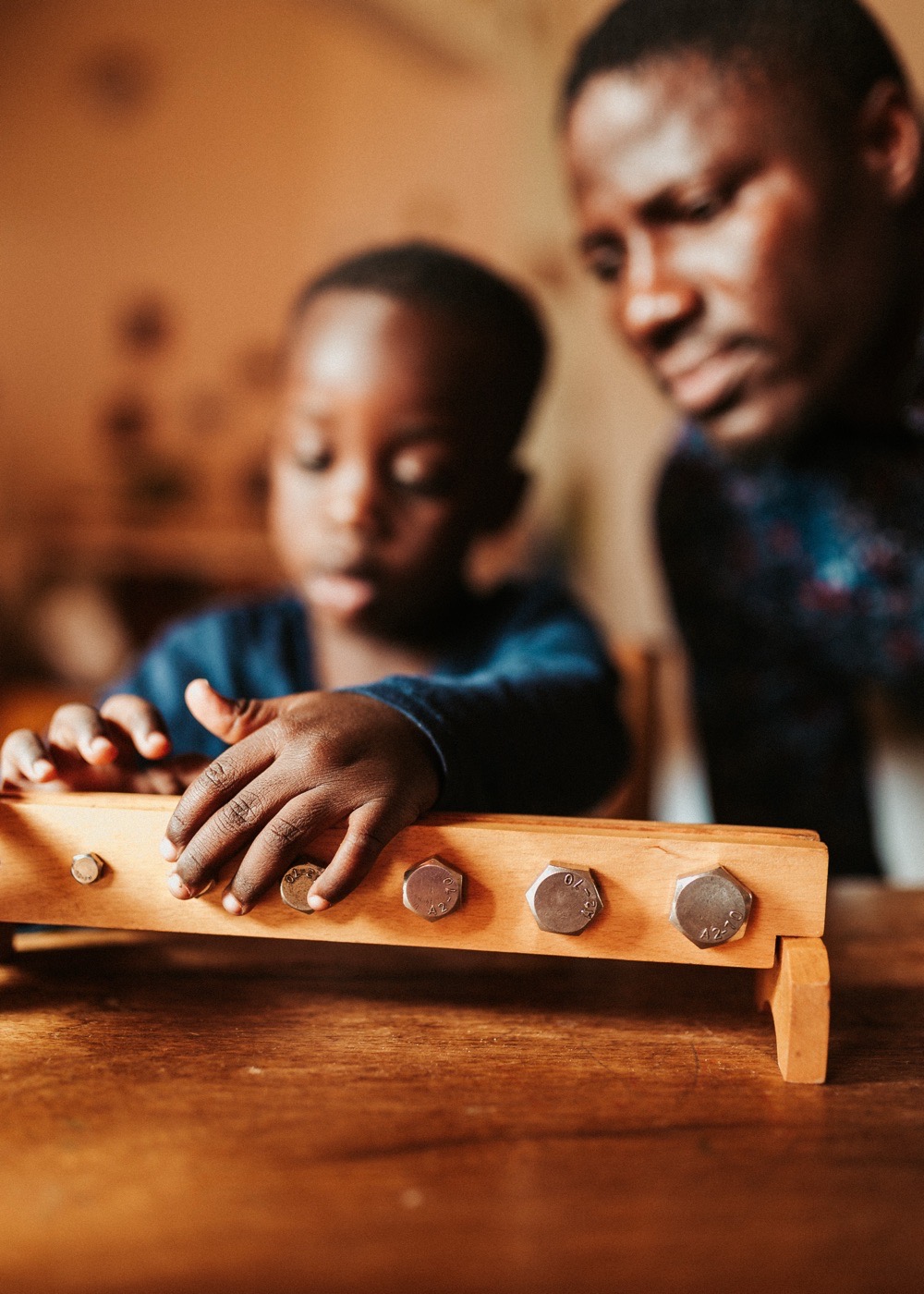 Éducateur accompagnant un enfant sur les cylindres