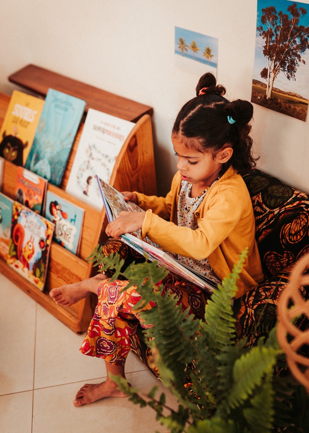 Petite fille absorbée par sa lecture
