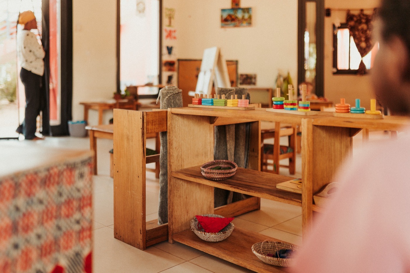 Étagères de matériel Montessori en matinée