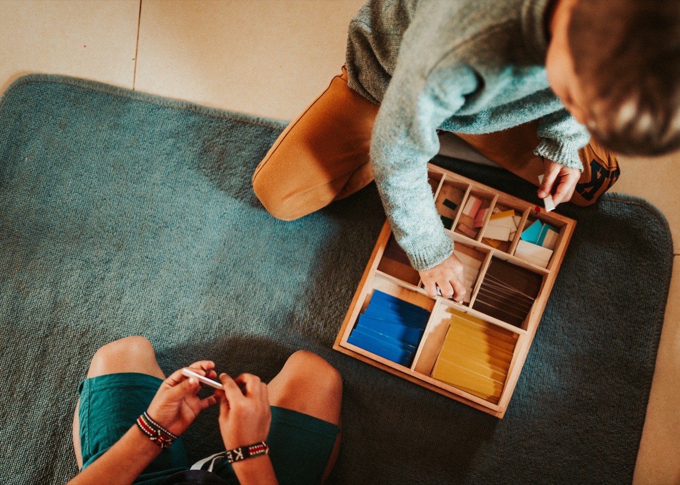 Boîte de couleurs Montessori vue d'en haut