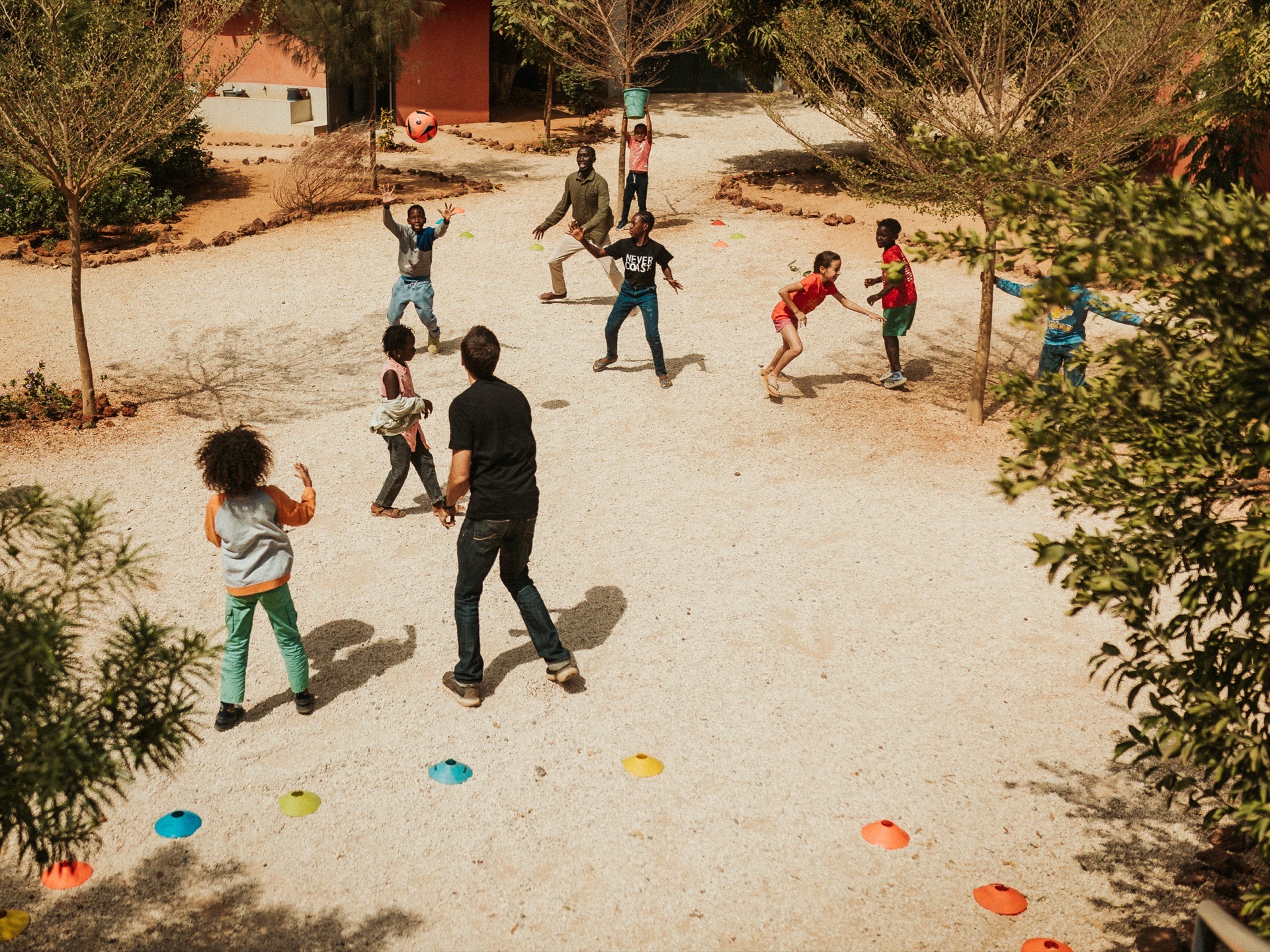 Récréation organisée avec ballon et plots, dehors